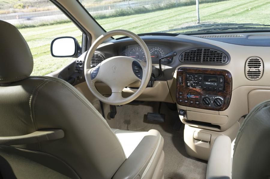 Интерьер Chrysler Town & Country 1995 года  (фото 15 из 20)